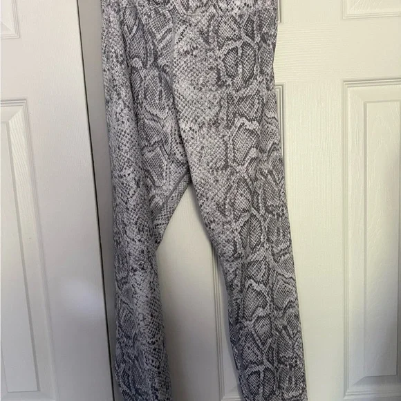 Nike Women's Snake Print Leggings - White and Gray - Picture 7 of 7